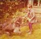 Eveline met sultan in de tuin