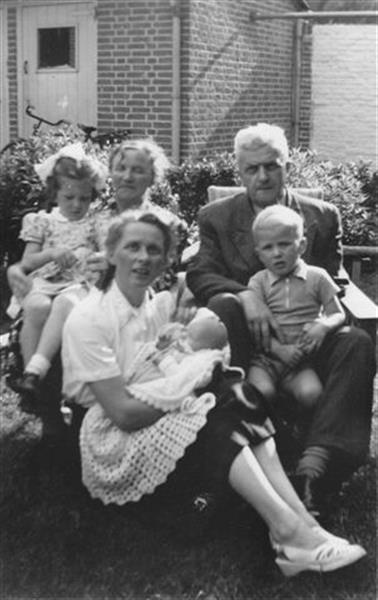 B.L. Das met vrouw dochter Hendrika en kleinkinderen B.L. Das met vrouw dochter Hendrika en kleinkinderen